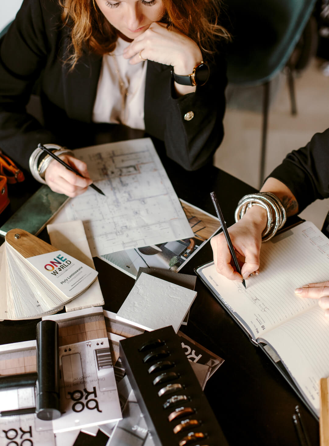 dobór materiałów przez projektanta, architekt w dłoniach trzyma różne materiały takie jak metal, ceramikę oraz drewno, umiejętne ich połączenie tworzy unikatowe wnętrze. Projekt i aranżacja wnętrz Wrocław, Projekt i aranżacja wnętrz dolny śląsk, pracownia projektowa Wrocław,