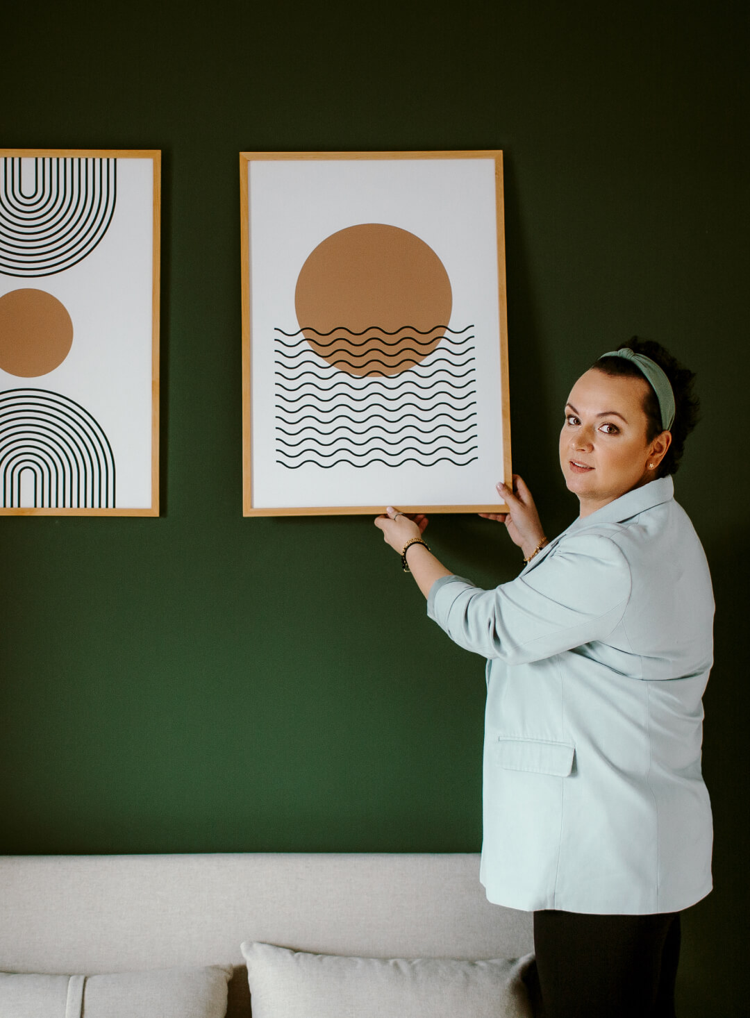 projektantki omawiają z inżynierem konstrukcję oraz design sufitu podwieszanego, nadzór autorski projektu wykonywanego we Wrocławiu, monitoring wykonywanych prac, kontrola ekip budowlanych na terenie Wrocławia i województwa dolnośląskiego, sprawdzanie zgodności wykonania z projektem.